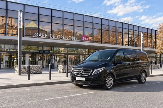 Van Mercedes noir devant la gare de Grenoble.