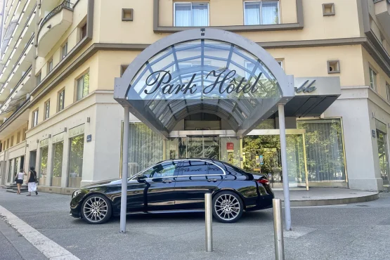 tarifs vtc grenoble voiture en attente devant hotel